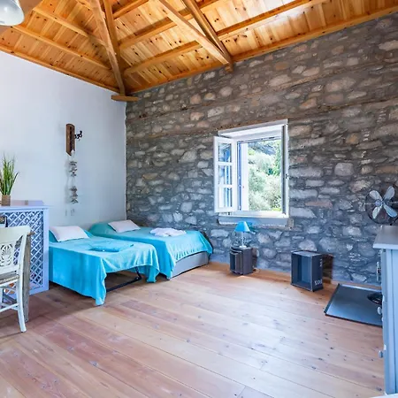 Maison Traditionnelle Grecque Avec Acces Direct A La De Glysteri A Pied スコペロス